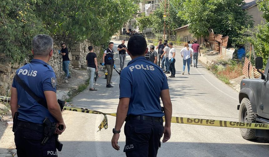 Babasını öldürdü kardeşini ağır yaraladı
