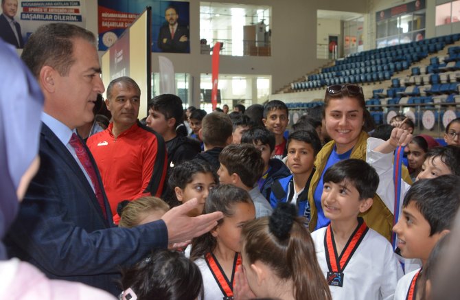 VALİ AKBIYIK, 1 MİLYON 125 BİN TL'LİK ÇEKİ SPORCULARA TESLİM ETTİ