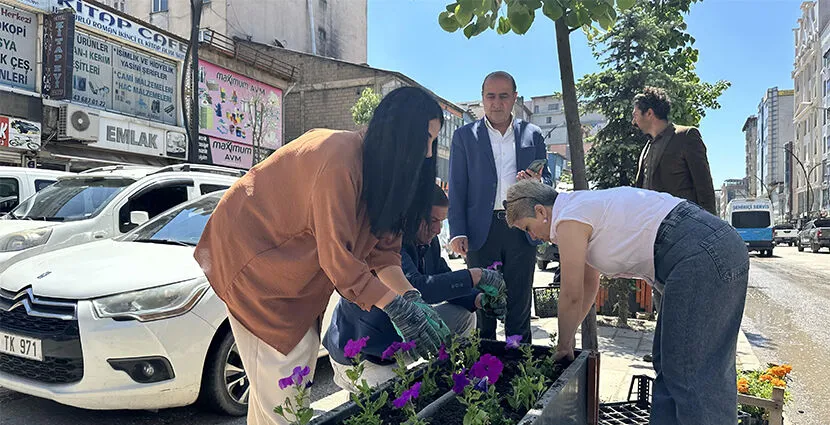 Çarşısının orta refüjü çiçeklendiriliyor