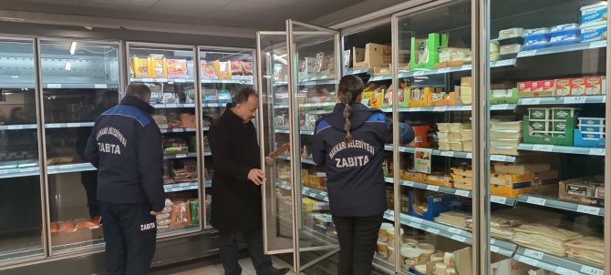 MARKETLERDE RAF İLE KASA FİYATLARI DENETLENİYOR