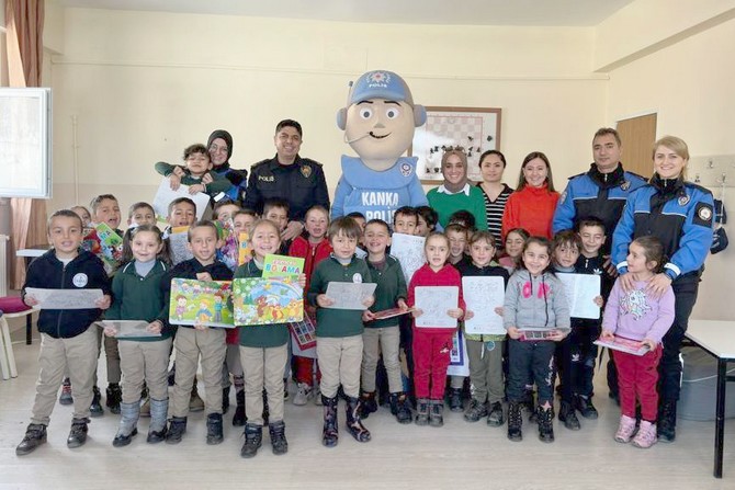 Hakkari polisi çocuklara unutulmaz bir gün yaşattı
