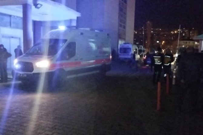 HAKKARİ'DE TRAFİK KAZASI: 1 ÖLÜ, 1 YARALI