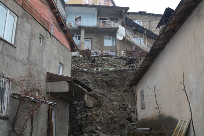 HAKKARİ'DE TOPRAK KAYMASI:3 EV TAHLİYE EDİLDİ