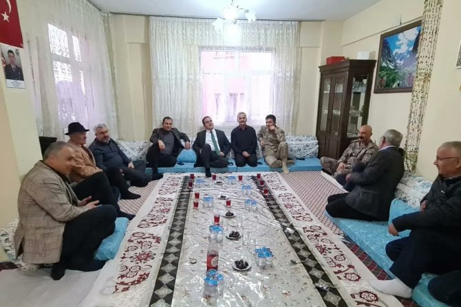 VALİ AKBIYIK, ŞEHİT AİLESİNİN EVİNDE İFTARINI AÇTI