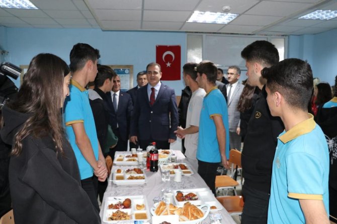 VALİ AKBIYIK, ÖĞRENCİLERLE İFTARDA BULUŞTU