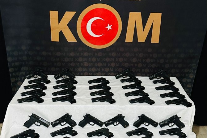 ŞEMDİNLİ'DE 45 ADET RUHSATSIZ TABANCA ELE GEÇİRİLDİ