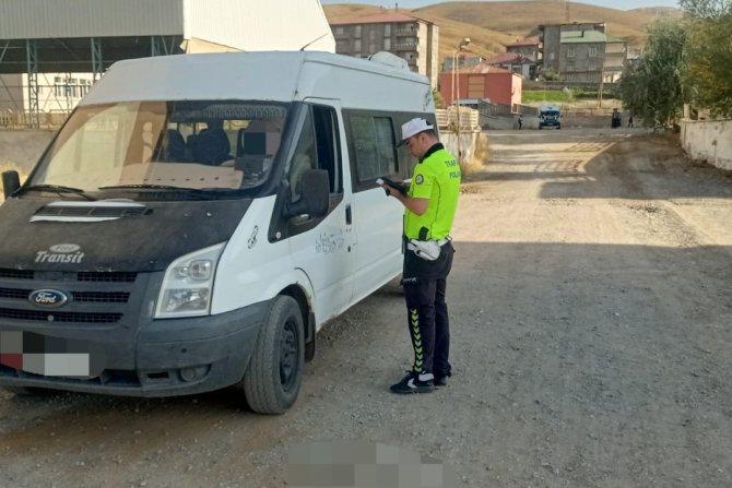 Emniyet okul servislerini denetledi