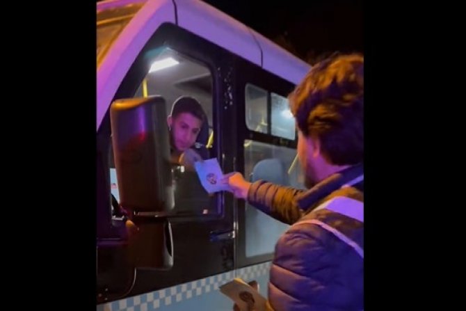 Polis sürücülere broşür dağıttı