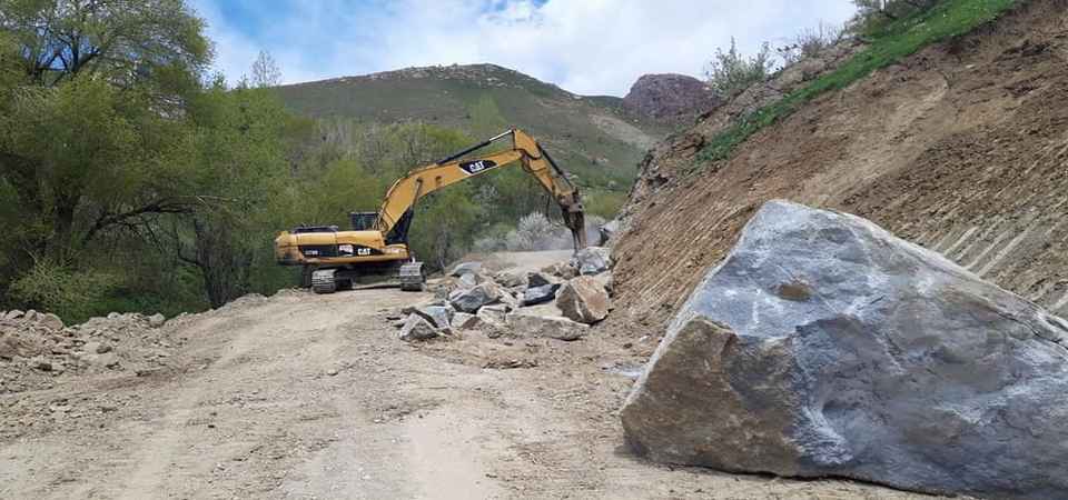 Yüksekova’da yeni yollar açılmaya devam ediyor