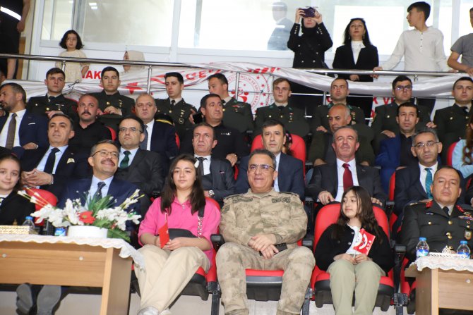 Hakkari’de, 23 Nisan’a, Babalar ve Kızları damga vurdu