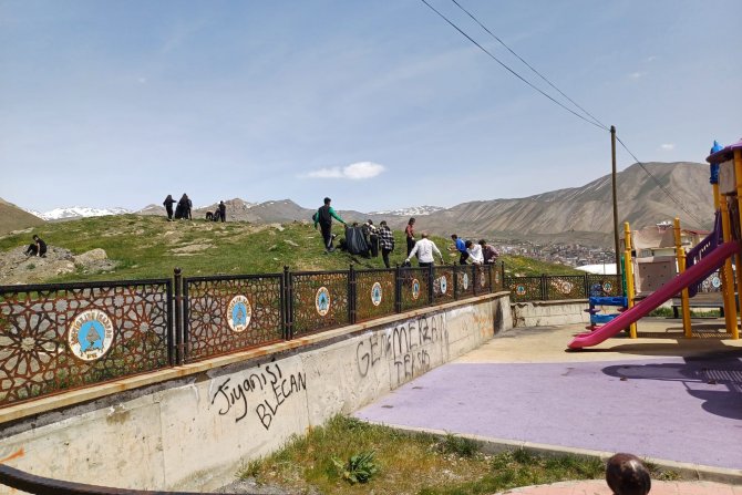 ÖĞRENCİLER ÇEVRE TEMİZLİĞİ YAPTI