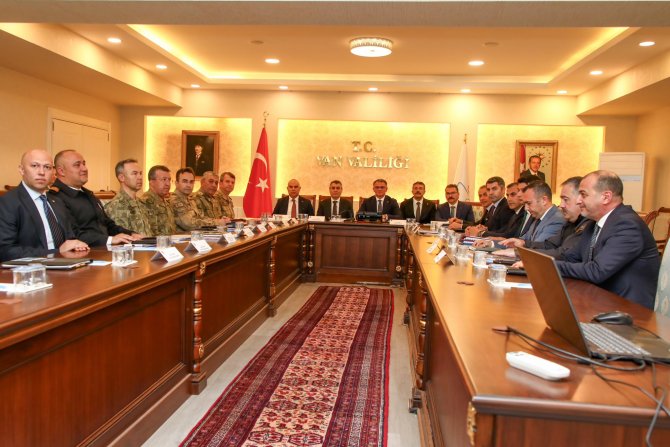 VALİ ÇELİK 