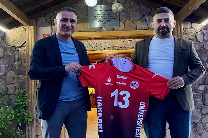 Başkan Şimşek Arslan'a forma taktim etti