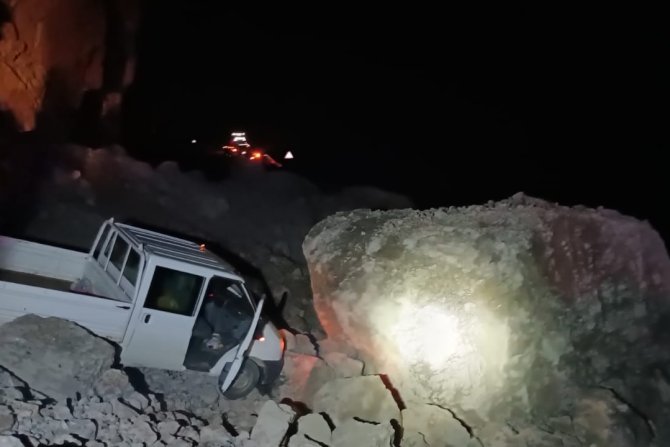 HAKKARİ-ÇUKURCA KARAYOLU ULAŞIMA KAPANDI