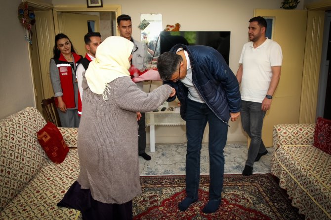 VALİ ALİ ÇELİK, ŞEHİT ANNELERİN ELLERİNDEN ÖPTÜ