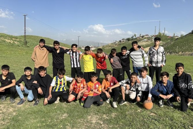 Yüksekovalı gençler futbol sahası istiyor
