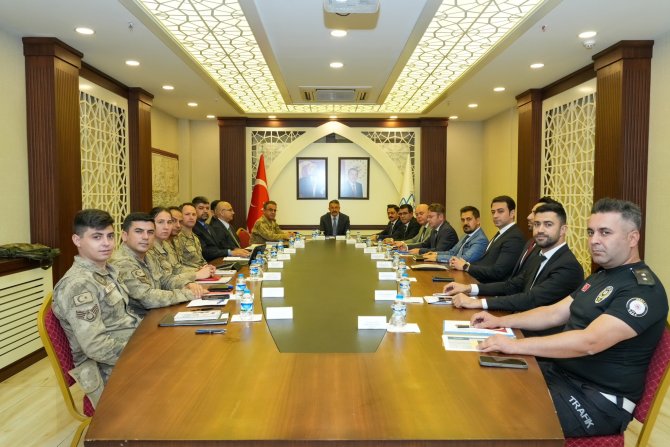 HAKKARİ'DE ÇEŞİTLİ SUÇLARDAN 54 KİŞİ YAKALANDI