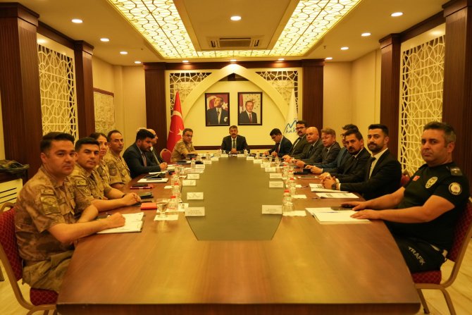 VALİ ÇELİK 