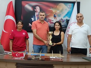BAŞARILI SPORCU YÜNLÜ'DEN MÜDÜR YILDIRIM'A ZİYARET