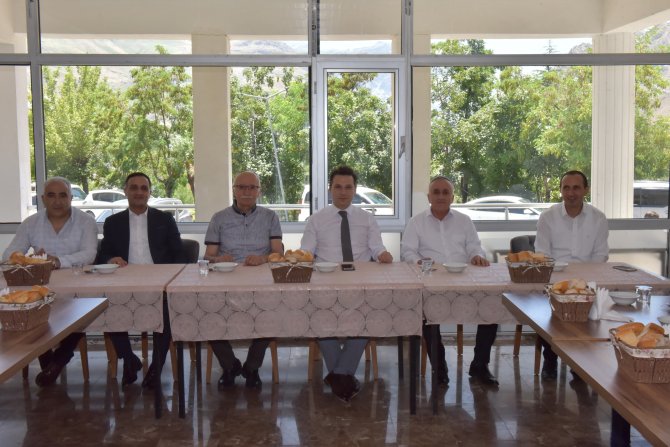 HAKKARİ'DE EMEKLİ MÜDÜRLERE VEDA YEMEĞİ