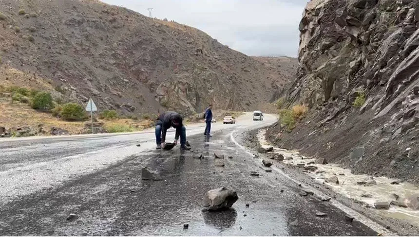 Yüksekova yoluna inen kayalar temizleniyor