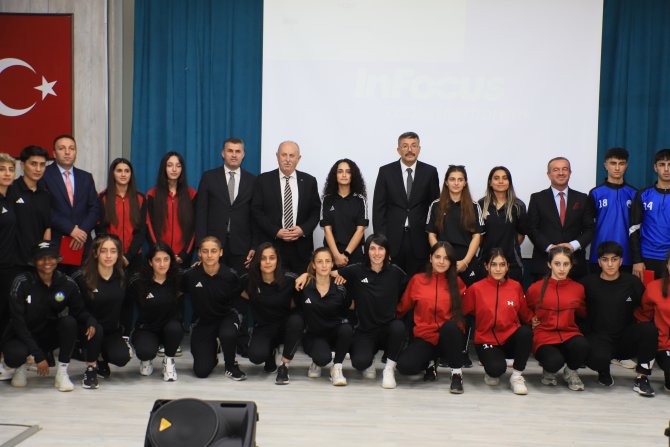 HAKKARİHABERTV YILIN FUTBOL ÖDÜLÜ SAHİPLERİNİ BULDU