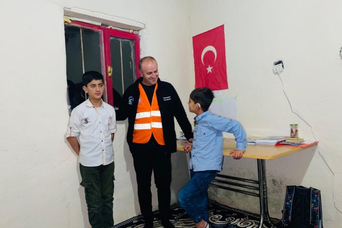 Gürpınar’daki işitme engelli kardeşler sevindirildi