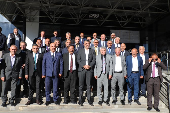 VALİ ÇELİK, 3,5 SAATİNİ MUHTARLARA AYIRDI