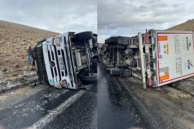 HAKKARİ- VAN 32 VİRAJLARDA TIR DEVRİLDİ 1 YARALI