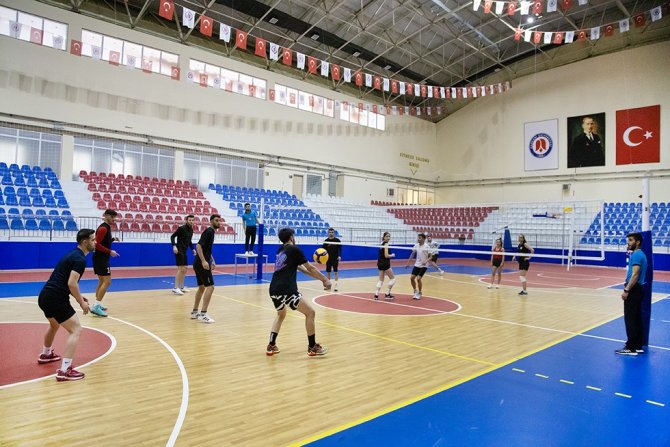 HAKKARİ ÜNİVERSİTESİNDE SPOR TURNUVALARI BAŞLADI