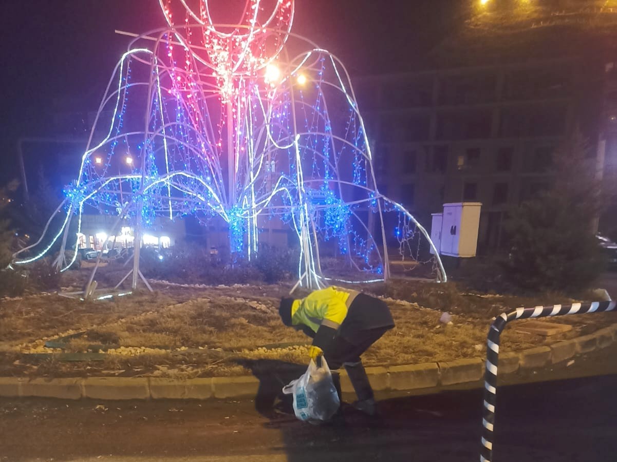 Hakkari'de soğuk havaya rağmen çevre temizliği