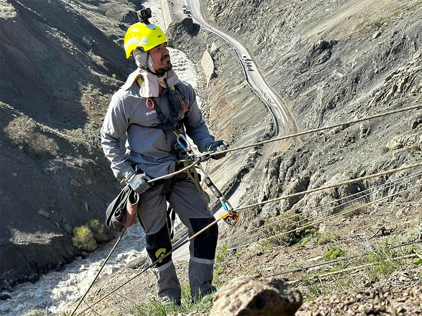 Dağcılar heyelan bölgesinde kaya parçalarını indiriyor