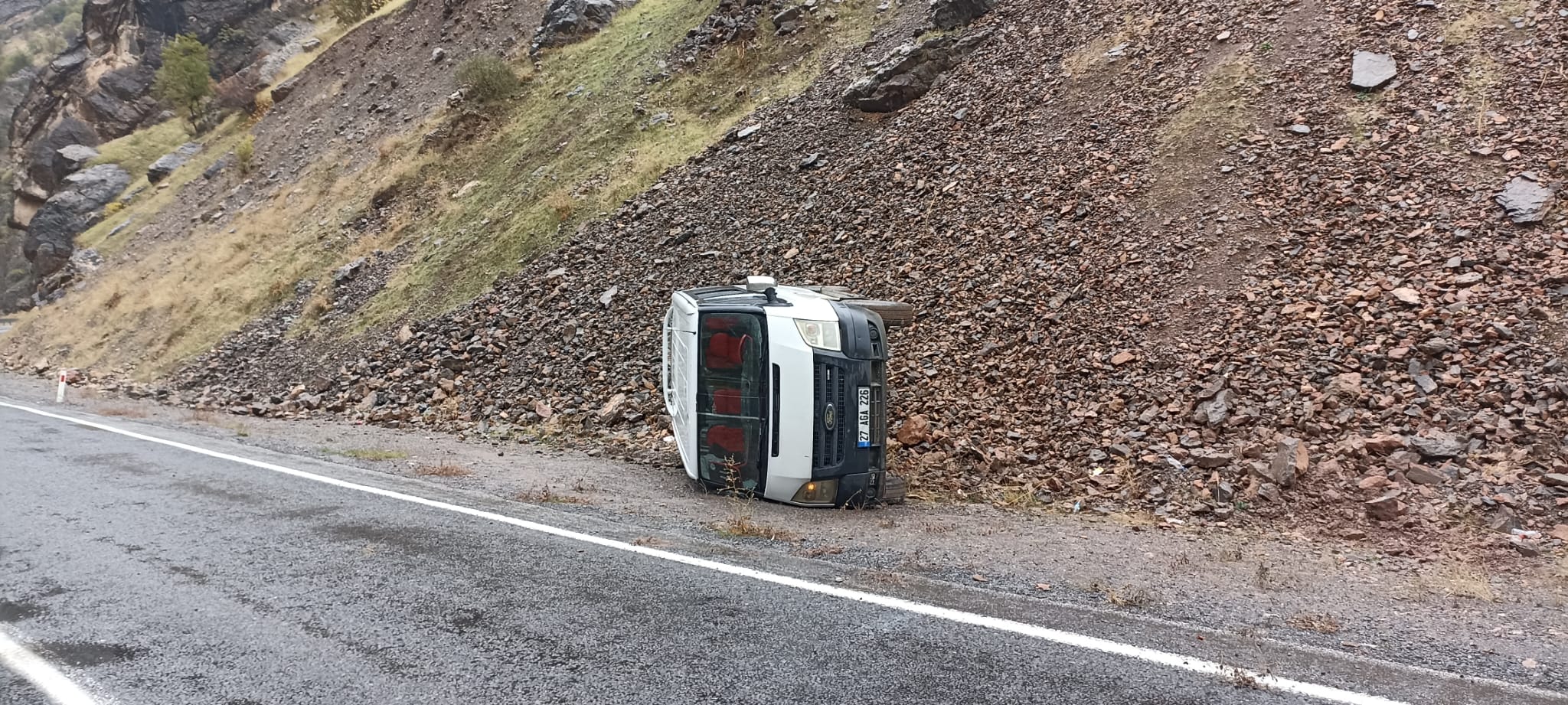 Çukurca karayolunda 2 ayrı kaza: 5 yaralı