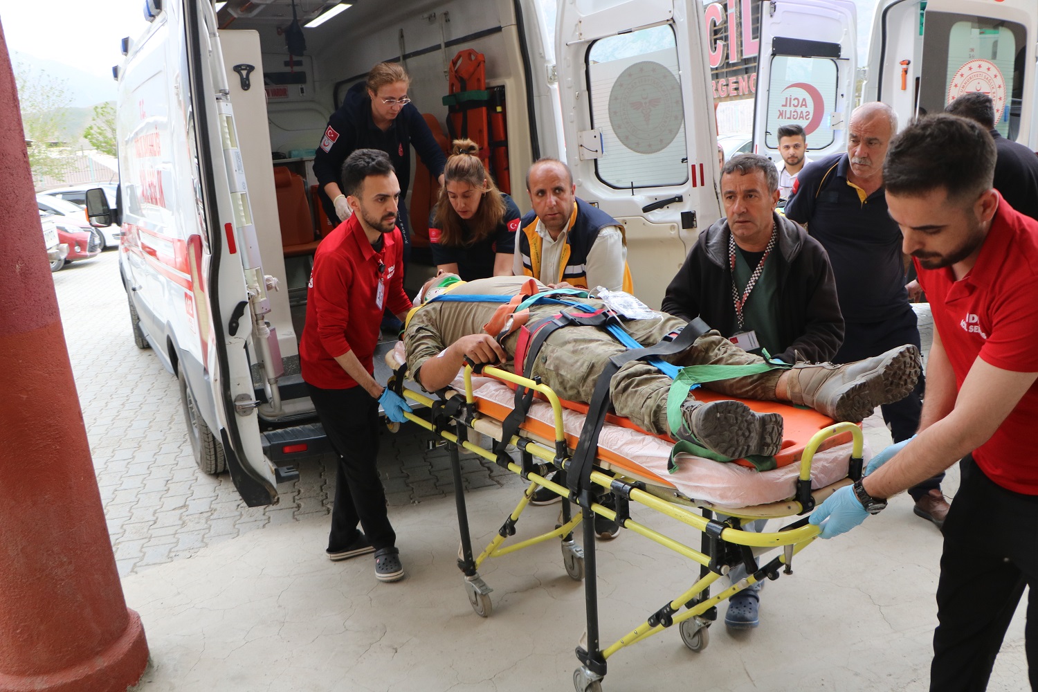 Hakkari-Van karayolunda askeri araç kazası: 3 yaralı