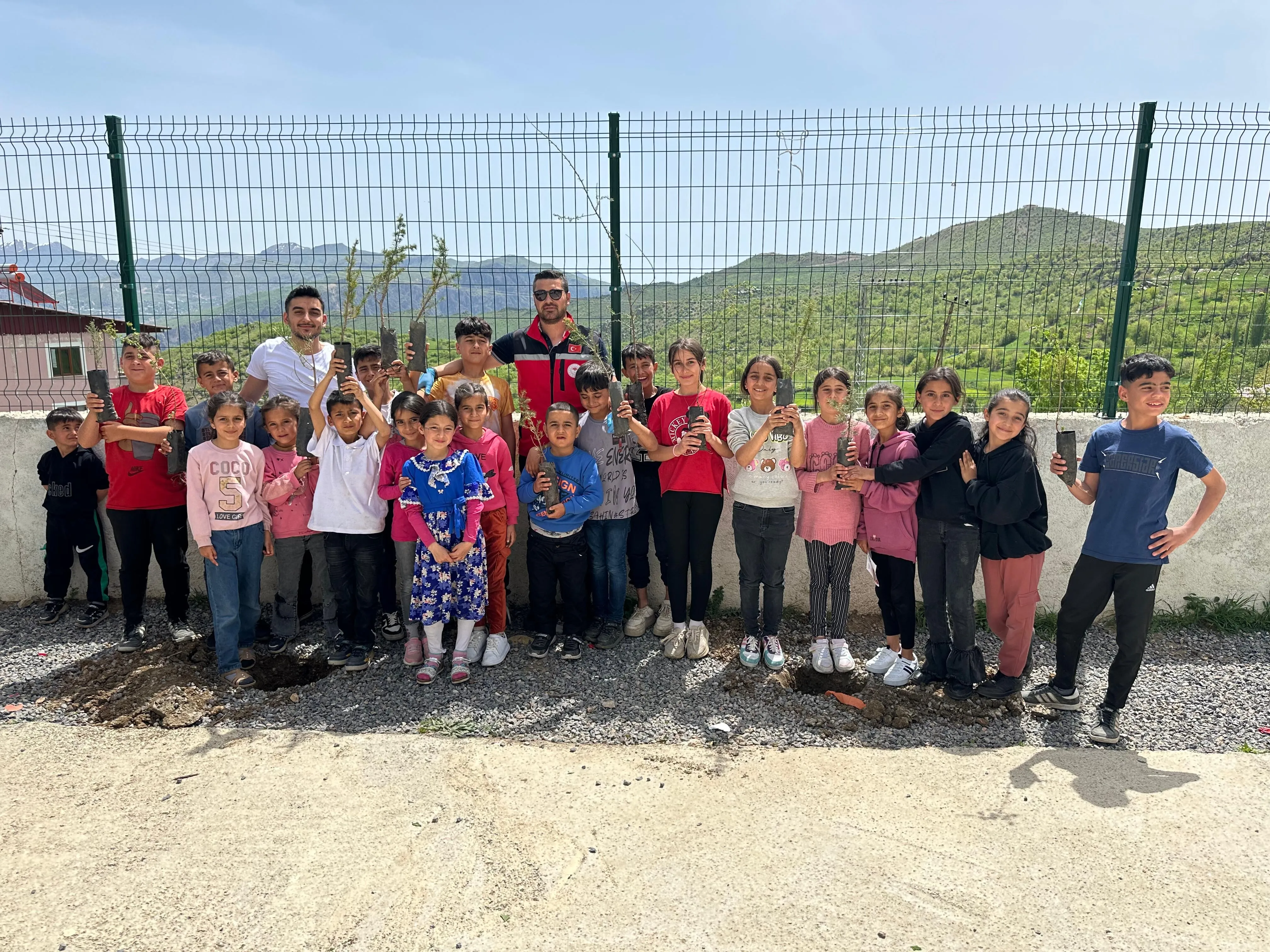 Çukurca’daki Köy okuluna fidan dikimi