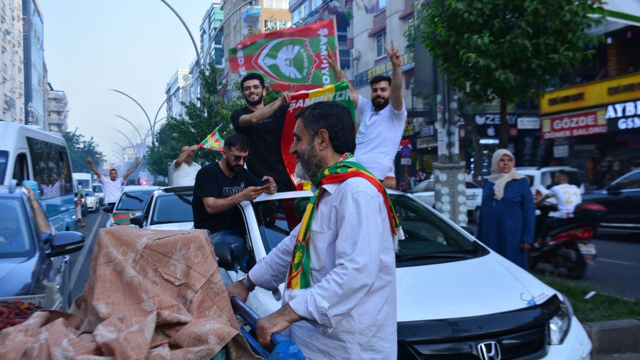 Şampiyonluğu halaylarla kutladı