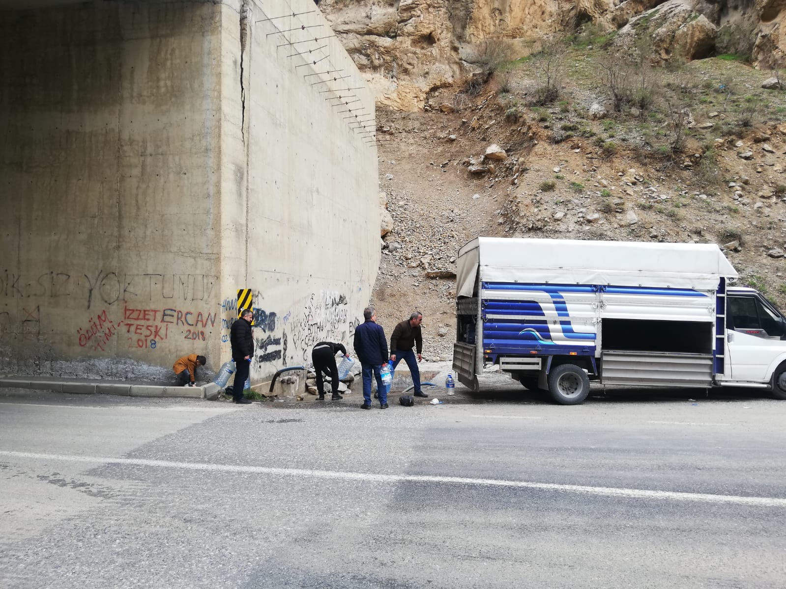 Halk doğal kaynak sularına akın ediyor