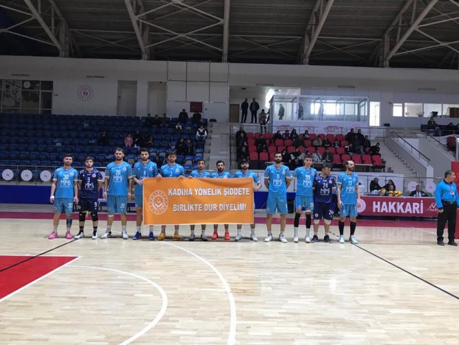 Sporcular şiddete karşı pankart açtı