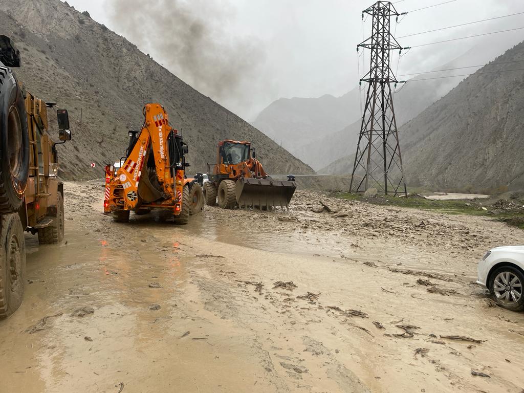 Hakkari - Van kara yolunda heyelan!