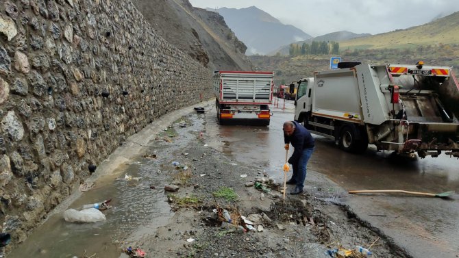 Temizlik ekibi kanal tıkanmalarına müdahale etti
