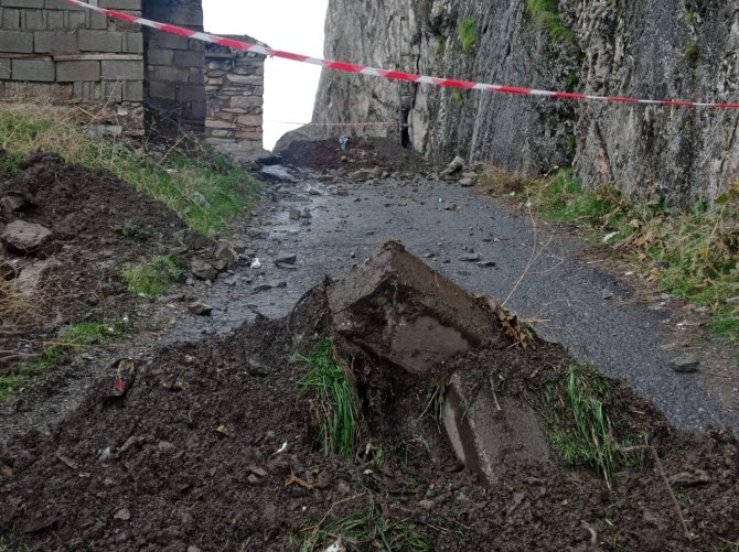 Mir Kalesi yolu trafiğe kapatıldı