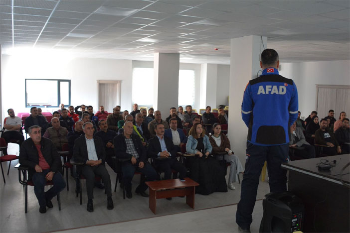 Muhtarlara ve vatandaşlara hafif arama kurtarma eğitimi