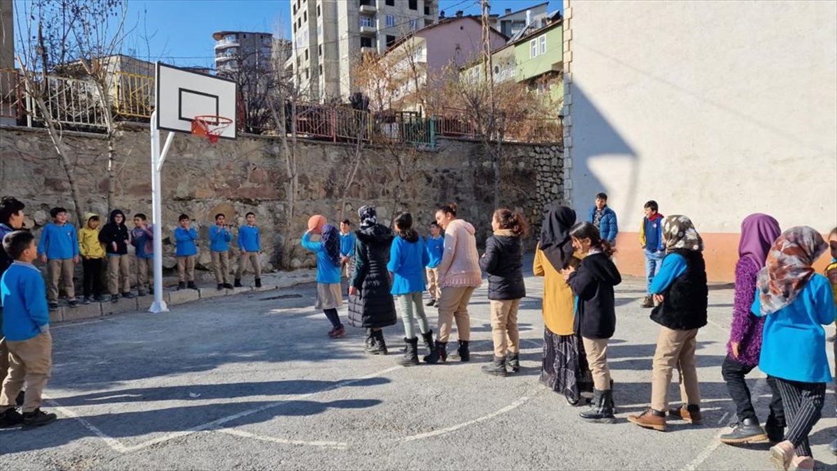 74 okula basketbol potası, 54 okula tenis masası kazandırıldı