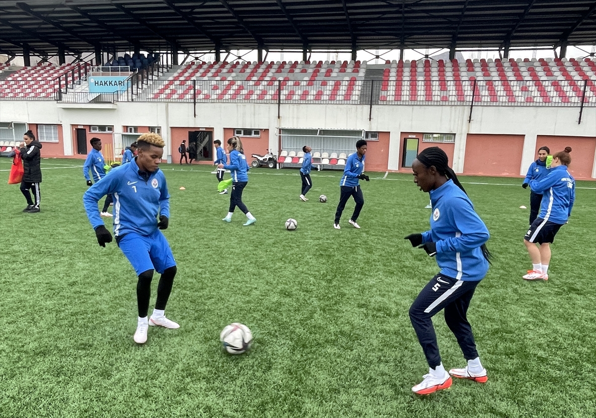 Afrikalı kadın futbolcular evlere  misafir oldular