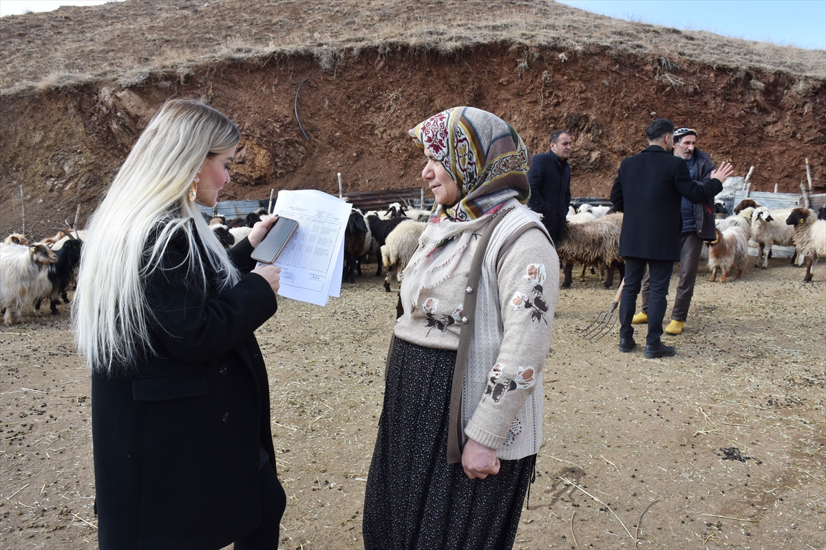 Hakkari'de tarımsal üretimin artması için köy köy geziyor