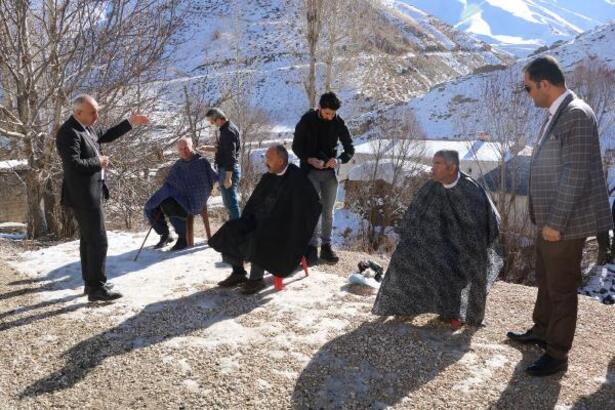  Köyleri gezip yaşlı ve engellilerin saç kesimini yaptılar