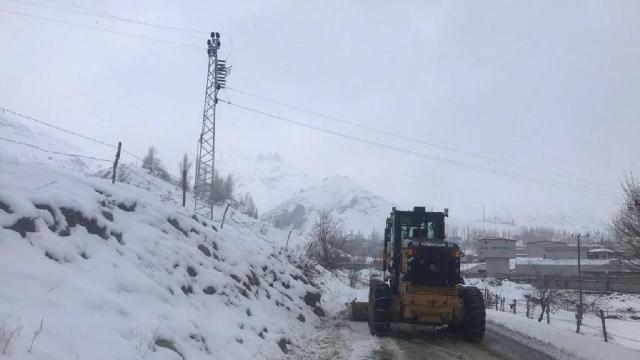   Hakkari'de köy ve mezra yolları kapalı