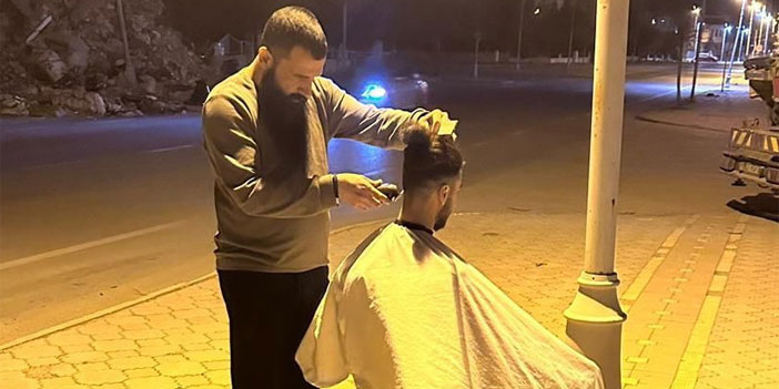 Malatya’da enkazlar arasında saç tıraşı