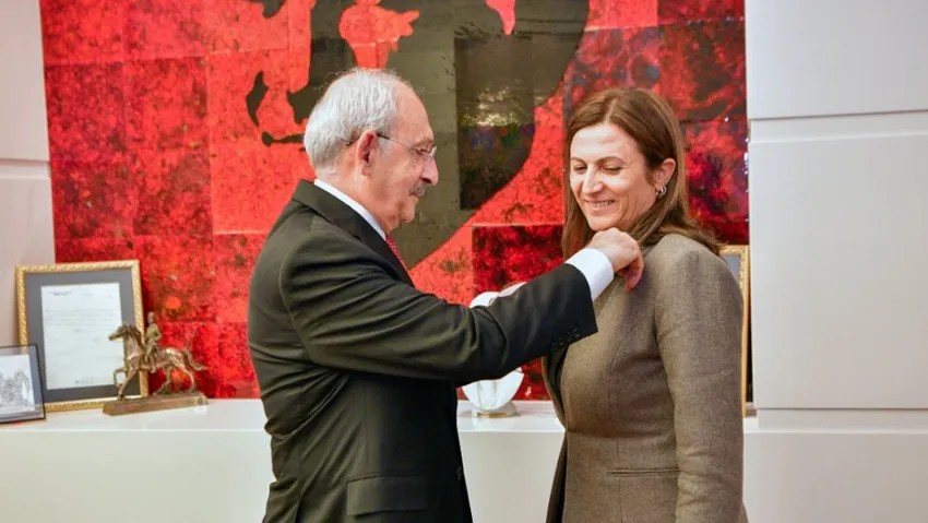 Türkan Elçi CHP’ye katıldı, rozeti Kılıçdaroğlu taktı
