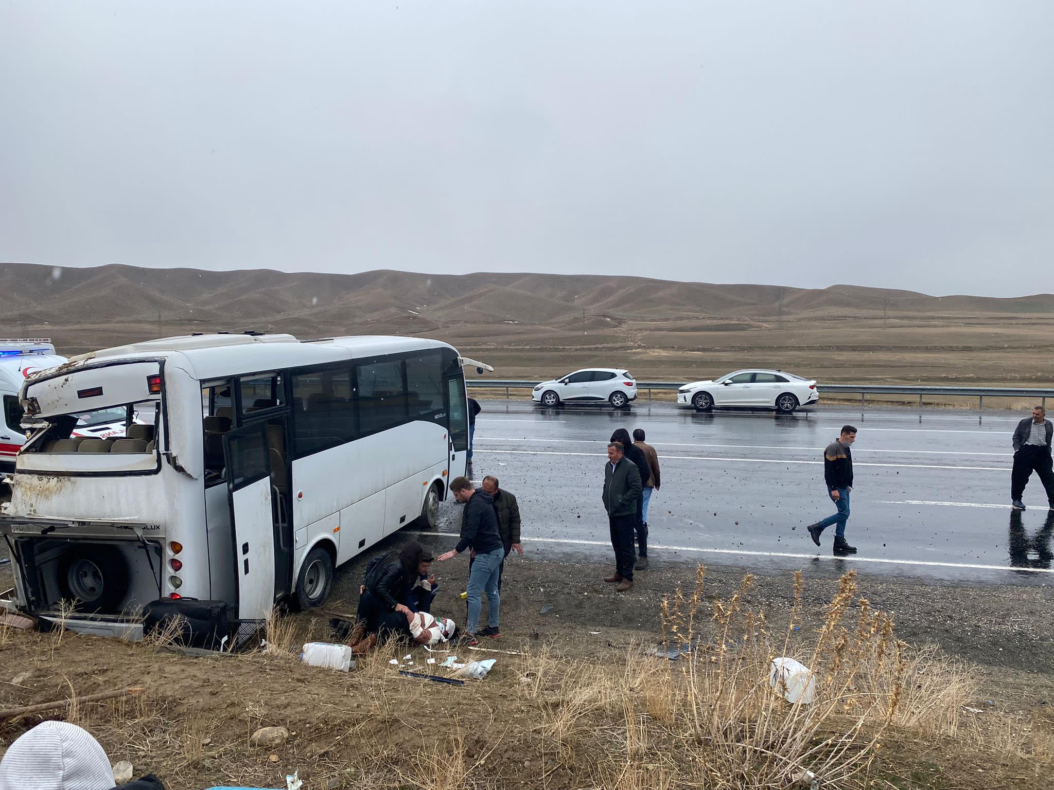 Hakkari Van yolunda kaza yaralılar var